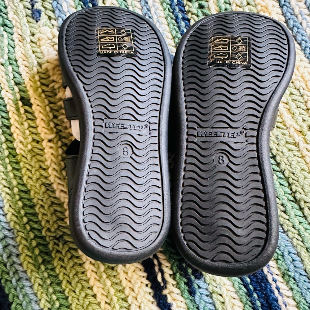 Classic Black Leather Sandals with Cushioned Footbed - Picture 6 of 6